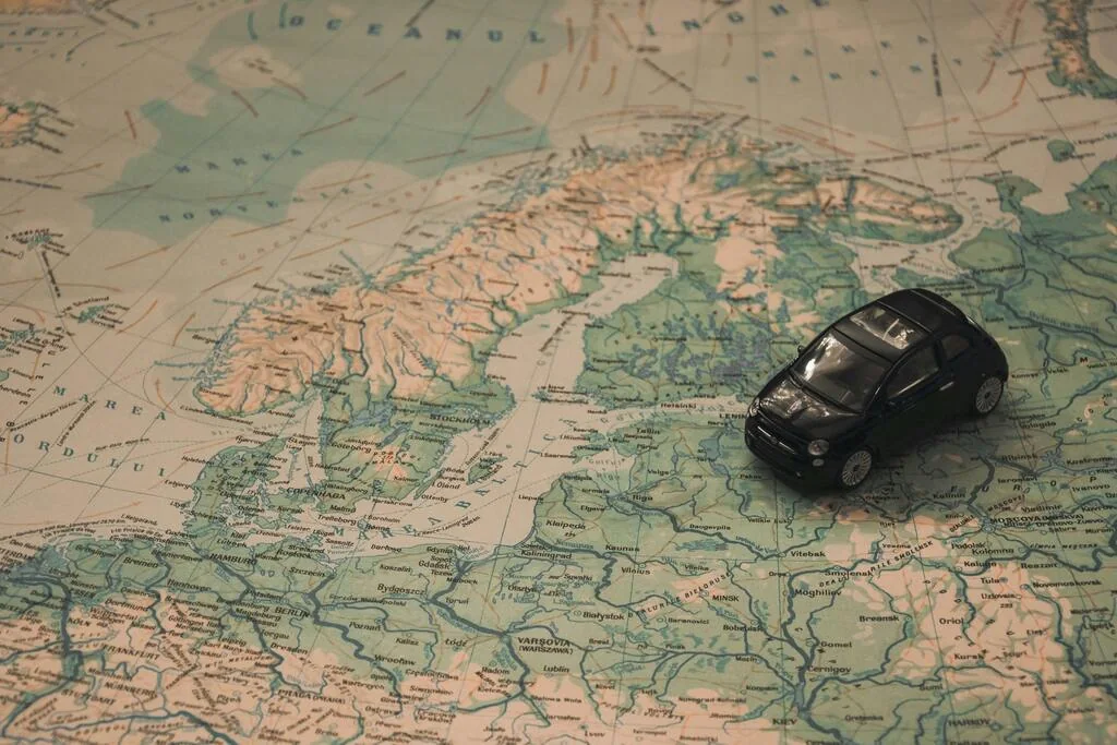 Automobile su una carta geografica